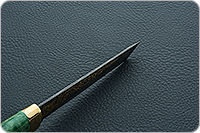 Нож Н10 Телохранитель стабилизированная карельская береза, контрастный дамаск, латунь покрытая золотом : фото 9